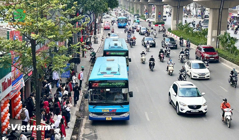 Hà Nội: Người dân không phải đổi thẻ đi xe buýt miễn phí khi hết hạn